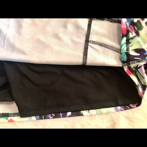 Ladies beautiful flowered Skort cute skirt with black shorts underneath - Picture 8 of 11